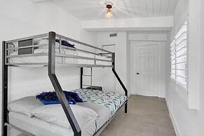 New Pool House 3-bedroom Home Victoria Park