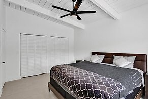 New Pool House 3-bedroom Home Victoria Park