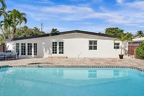 New Pool House 3-bedroom Home Victoria Park