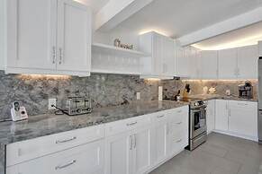 New Pool House 3-bedroom Home Victoria Park