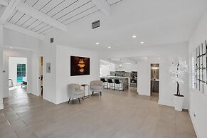 New Pool House 3-bedroom Home Victoria Park