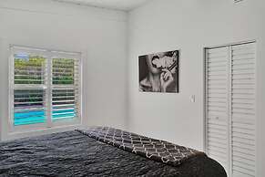 New Pool House 3-bedroom Home Victoria Park