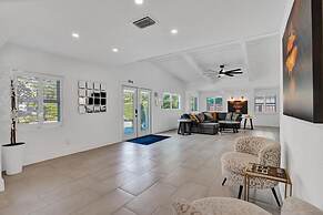 New Pool House 3-bedroom Home Victoria Park