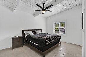 New Pool House 3-bedroom Home Victoria Park