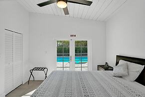 New Pool House 3-bedroom Home Victoria Park