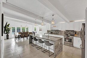 New Pool House 3-bedroom Home Victoria Park