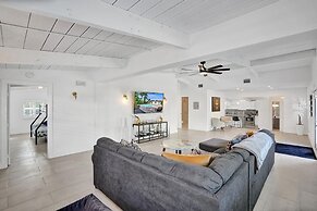 New Pool House 3-bedroom Home Victoria Park