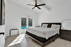 New Pool House 3-bedroom Home Victoria Park