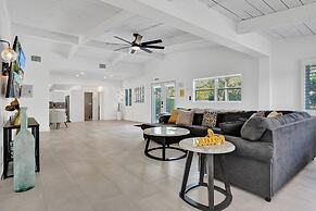 New Pool House 3-bedroom Home Victoria Park