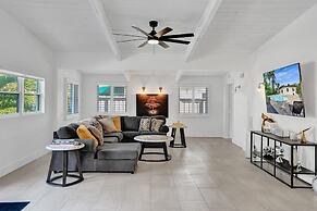 New Pool House 3-bedroom Home Victoria Park