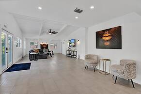 New Pool House 3-bedroom Home Victoria Park