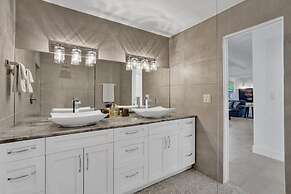 New Pool House 3-bedroom Home Victoria Park