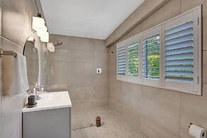 New Pool House 3-bedroom Home Victoria Park