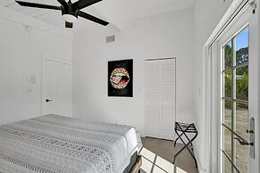 New Pool House 3-bedroom Home Victoria Park