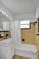 Waves on Desoto 1 bed Pool View 6