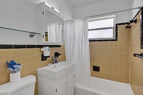 Waves on Desoto 1 bed Pool View 6