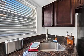 Waves on Desoto 1 bed Pool View 6