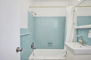 Waves on Desoto Beautiful Studio 8