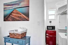 Waves on Desoto Beautiful Studio 8