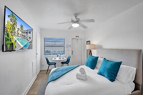 Waves on Desoto Beautiful Studio 8