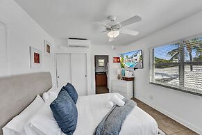 Waves on Desoto Beautiful Studio