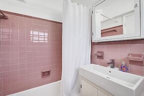 Waves on Desoto Beautiful Studio