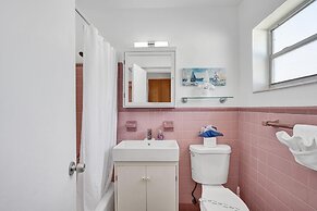 Waves on Desoto Beautiful Studio