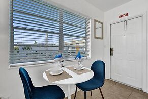 Waves on Desoto Beautiful Studio