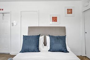 Waves on Desoto Beautiful Studio