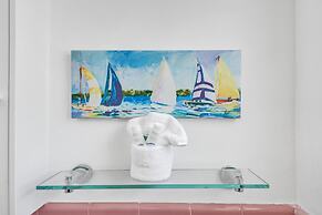 Waves on Desoto Beautiful Studio