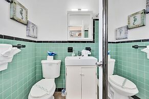 Waves on Desoto Deluxe Studio 9