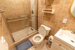 The Aqua Villa in Hollywood