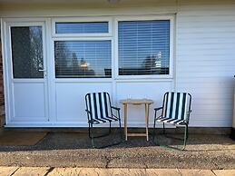 Beach Chalet - 2 Bedrooms - 4 Guests - Parking