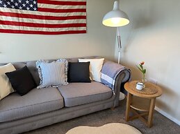 Beach Chalet - 2 Bedrooms - 4 Guests - Parking