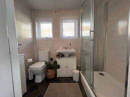 Beach Chalet - 2 Bedrooms - 4 Guests - Parking