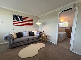 Beach Chalet - 2 Bedrooms - 4 Guests - Parking