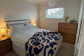 Beach Chalet - 2 Bedrooms - 4 Guests - Parking