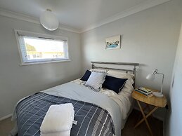 Beach Chalet - 2 Bedrooms - 4 Guests - Parking