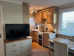 Beach Chalet - 2 Bedrooms - 4 Guests - Parking