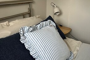 Beach Chalet - 2 Bedrooms - 4 Guests - Parking