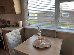 Beach Chalet - 2 Bedrooms - 4 Guests - Parking