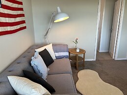 Beach Chalet - 2 Bedrooms - 4 Guests - Parking