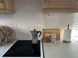 Beach Chalet - 2 Bedrooms - 4 Guests - Parking