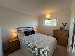 Beach Chalet - 2 Bedrooms - 4 Guests - Parking