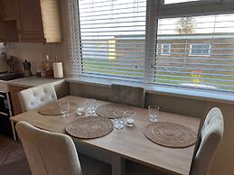 Beach Chalet - 2 Bedrooms - 4 Guests - Parking