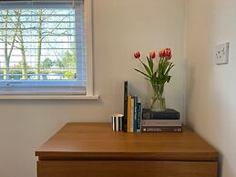 Beach Chalet - 2 Bedrooms - 4 Guests - Parking