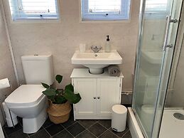 Beach Chalet - 2 Bedrooms - 4 Guests - Parking