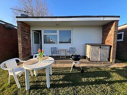 Beach Chalet - 2 Bedrooms - 4 Guests - Parking