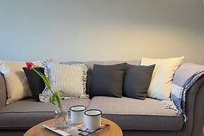 Beach Chalet - 2 Bedrooms - 4 Guests - Parking