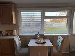 Beach Chalet - 2 Bedrooms - 4 Guests - Parking